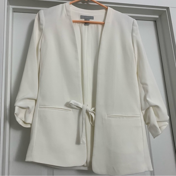 NWOT-H&M White Blazer with front tie and 3/4 Ruched Sleeves. Size 4 - Picture 1 of 12